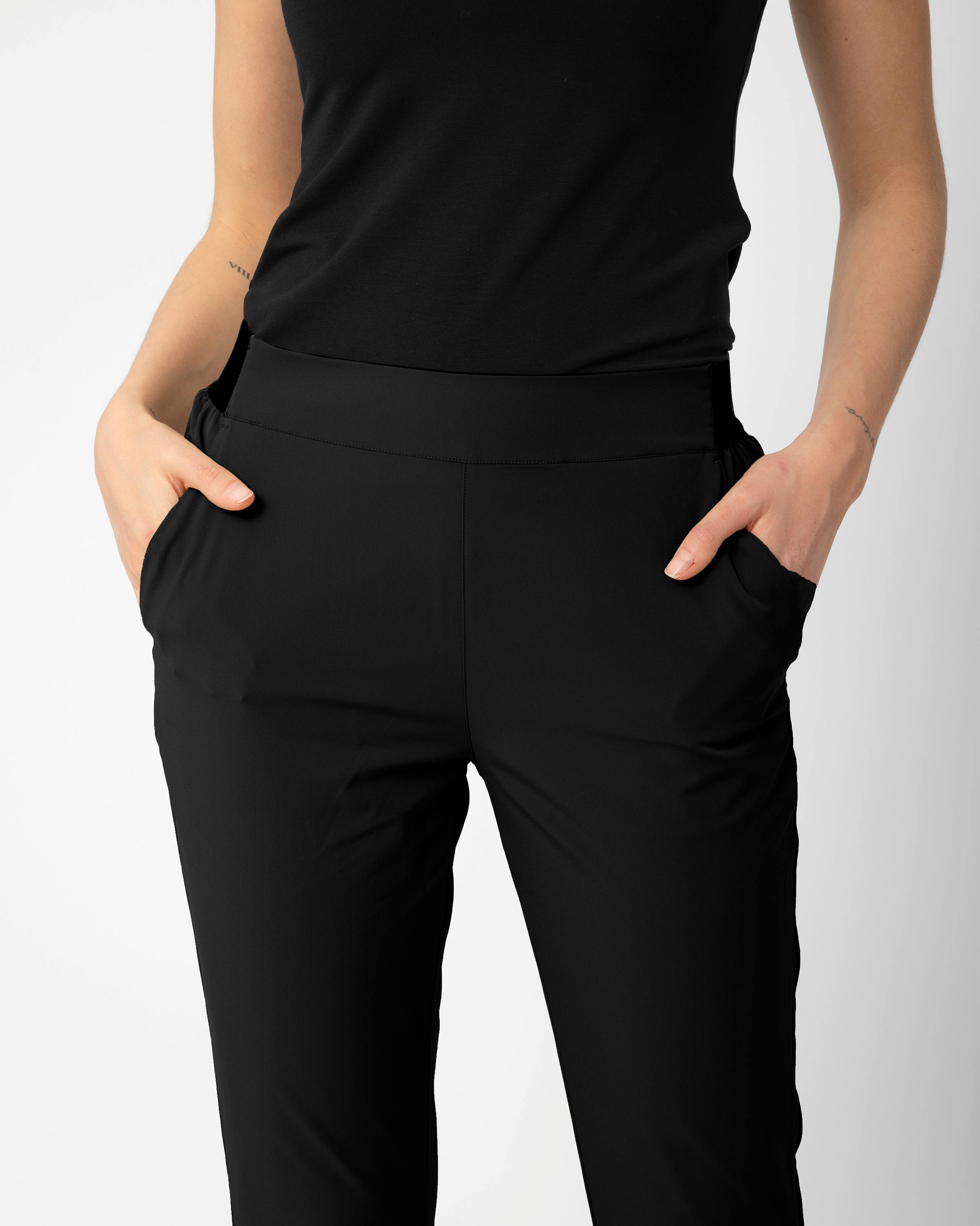 Evi Pantaloni action_shot image