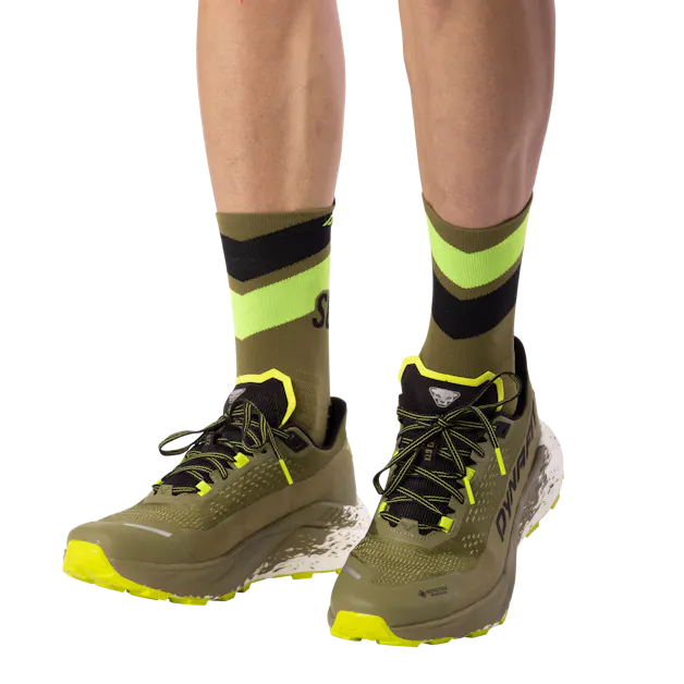 Ultra 100 V3 GTX Running Shoes Men on_body image