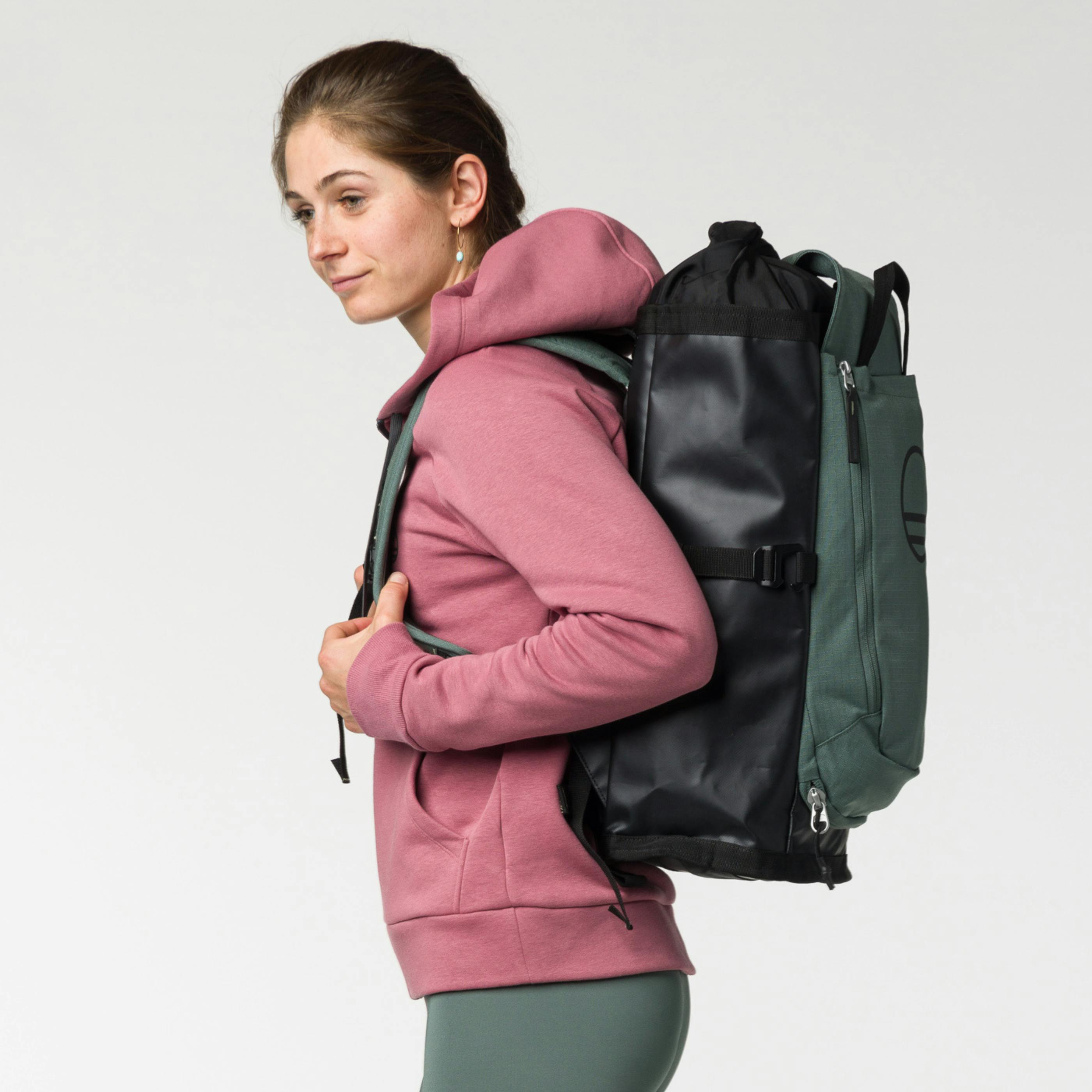 Flow 3 Hoody Woman on_body image