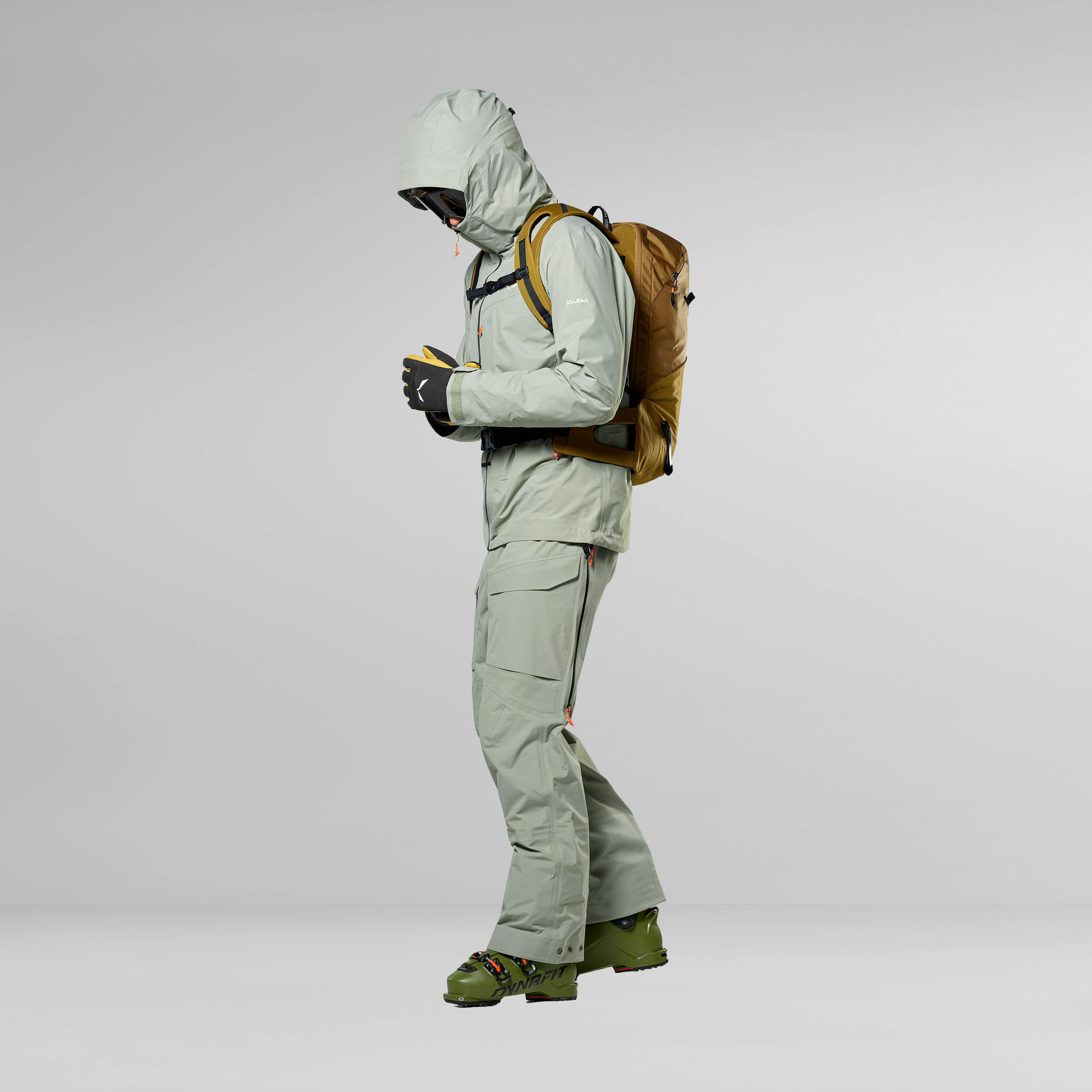 Sella Free 22L on_body image