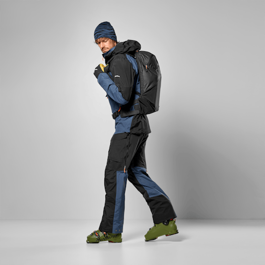 Sella Free 22L on_body image