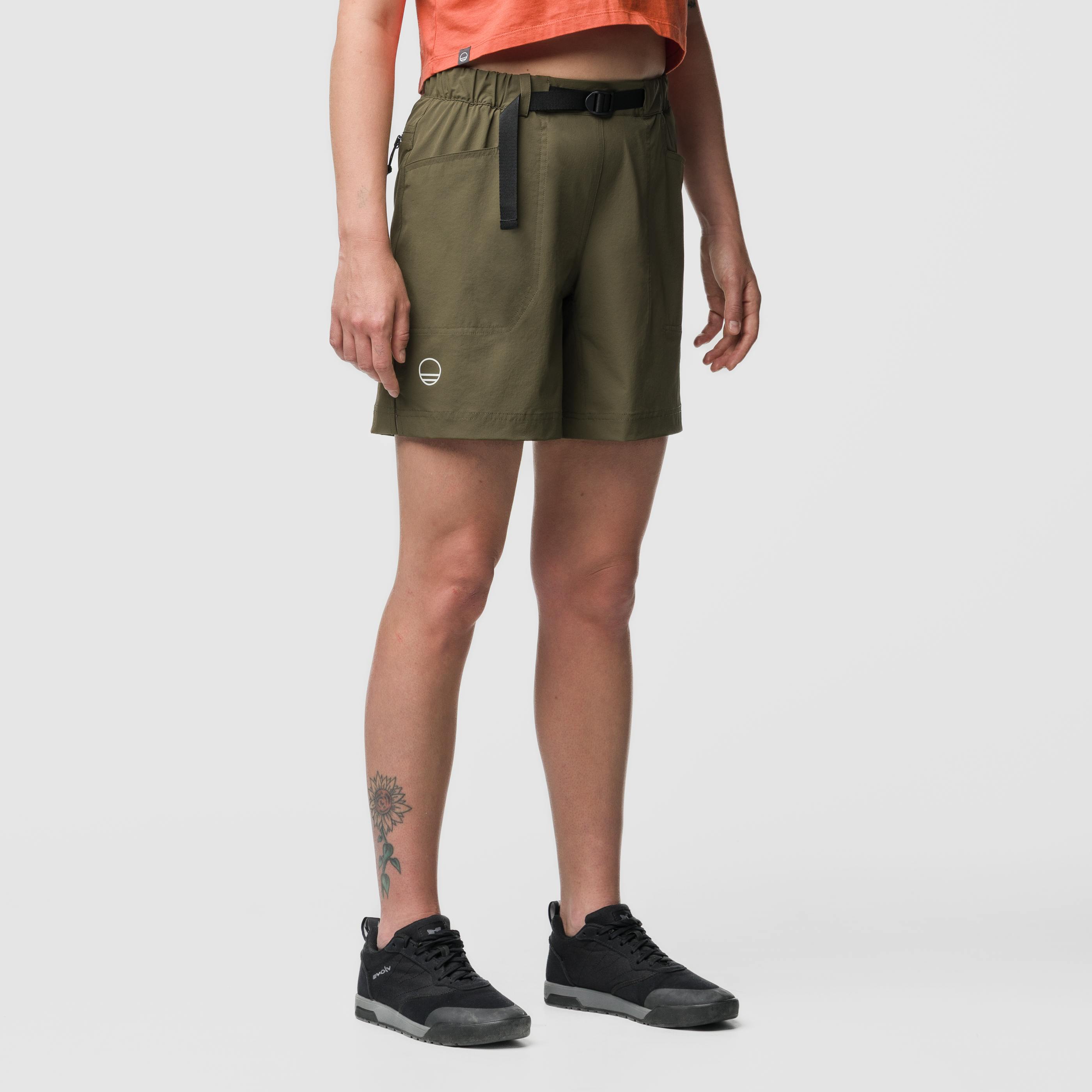 Movement 2 Shorts Damen  on_body image