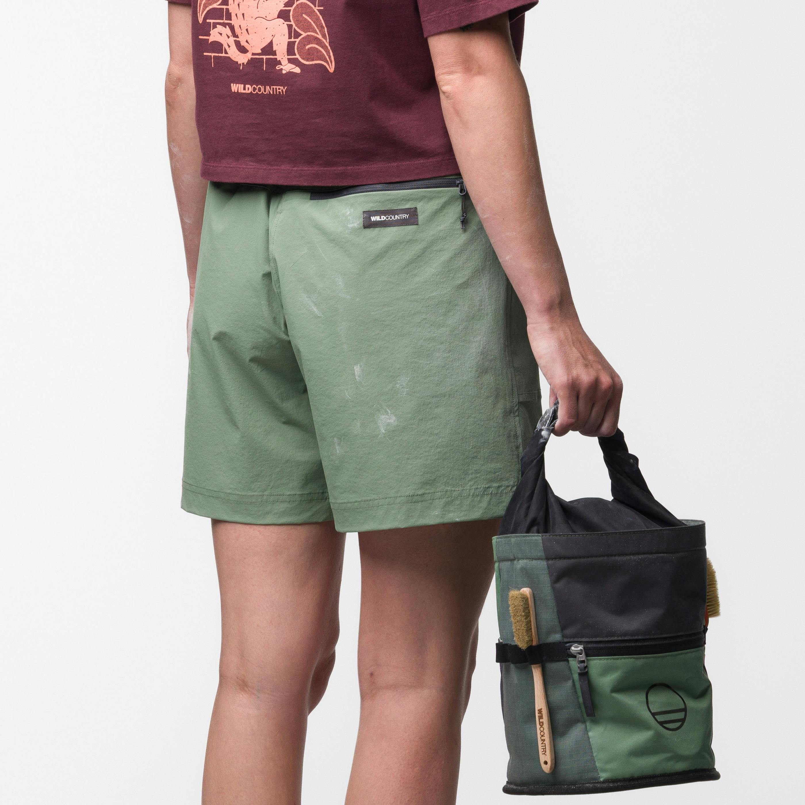 Movement 2 Shorts Damen  on_body image