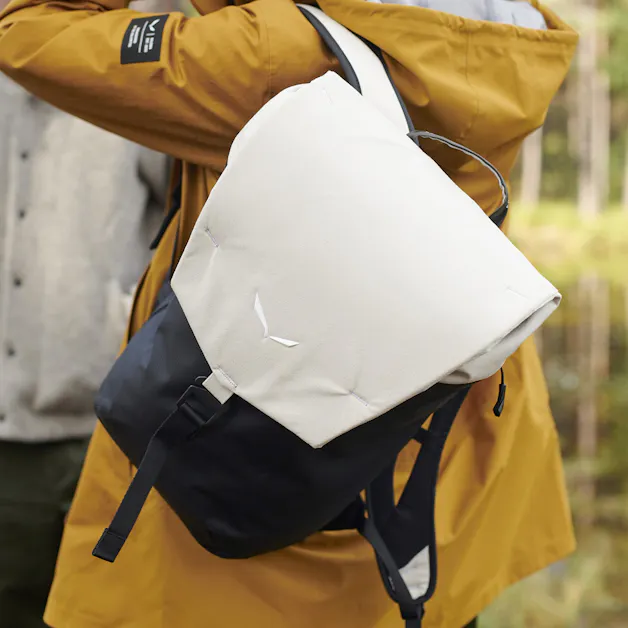 FANES 24L ZAINO action_shot image