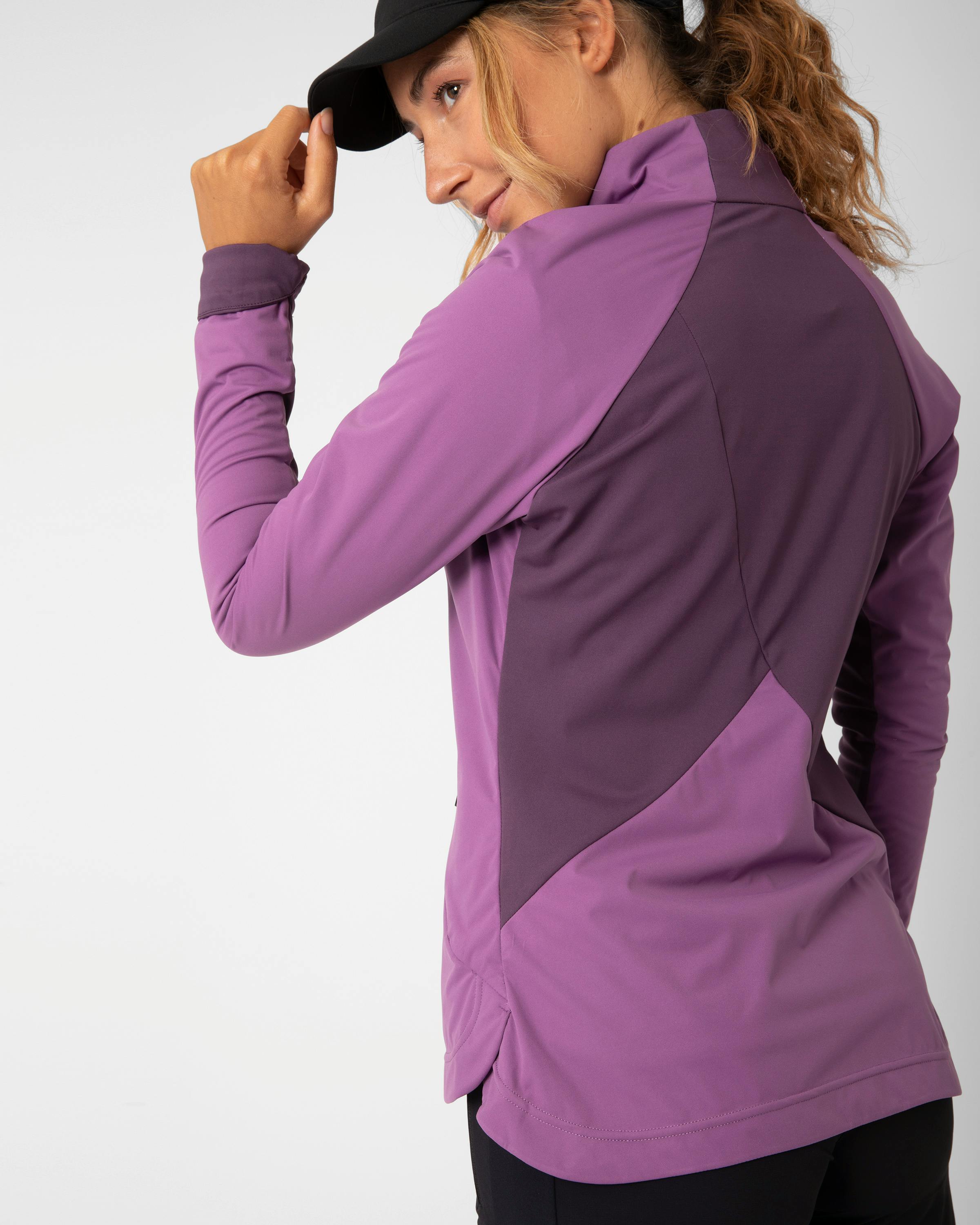 Eliana Windjacke action_shot image