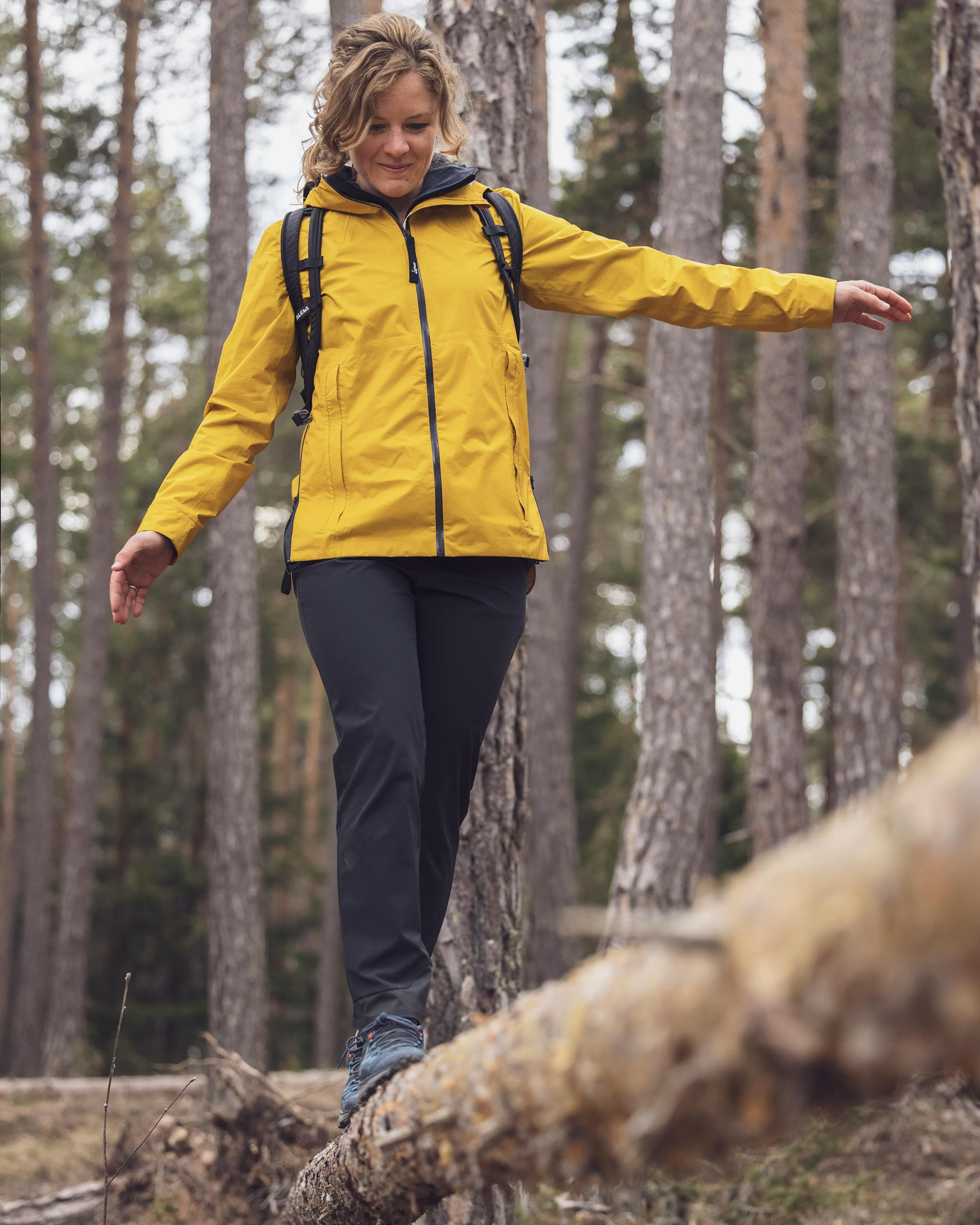 Evi Pantaloni action_shot image