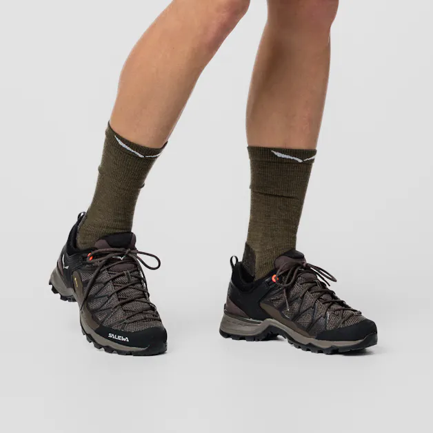Mountain Trainer Merino Crew Socks Women on_body image