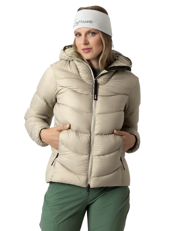 Bianca Giacca in piuma calda still image