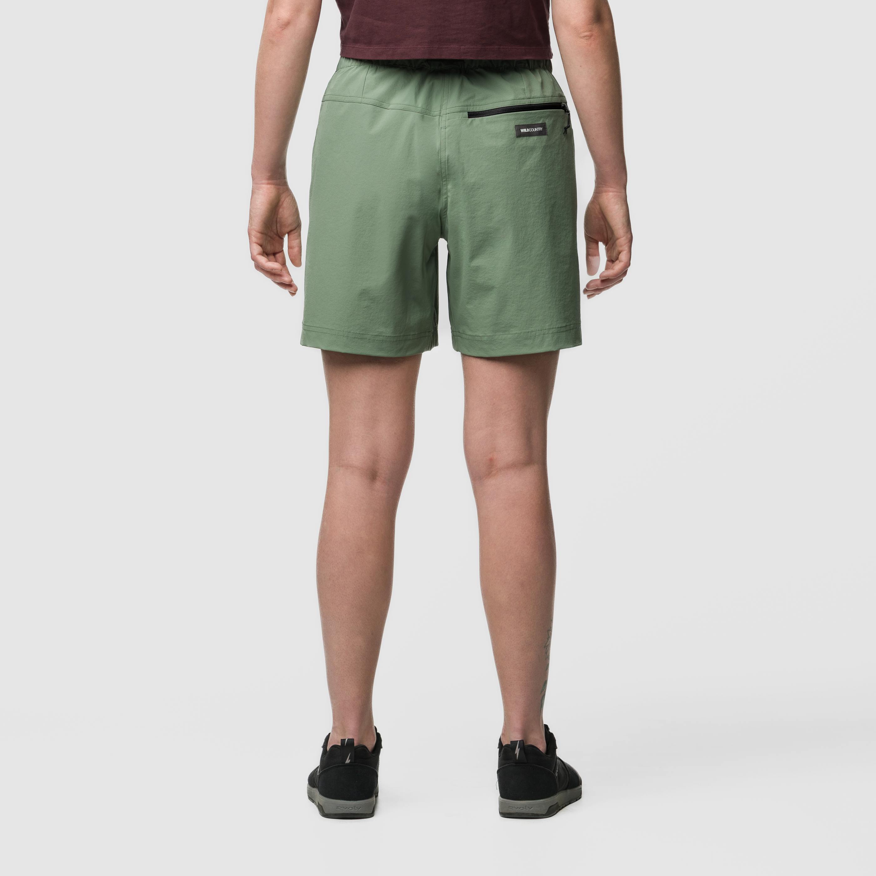 Movement 2 Shorts Damen  on_body image