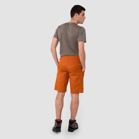 Puez Hemp Cargo Shorts Herren on_body image