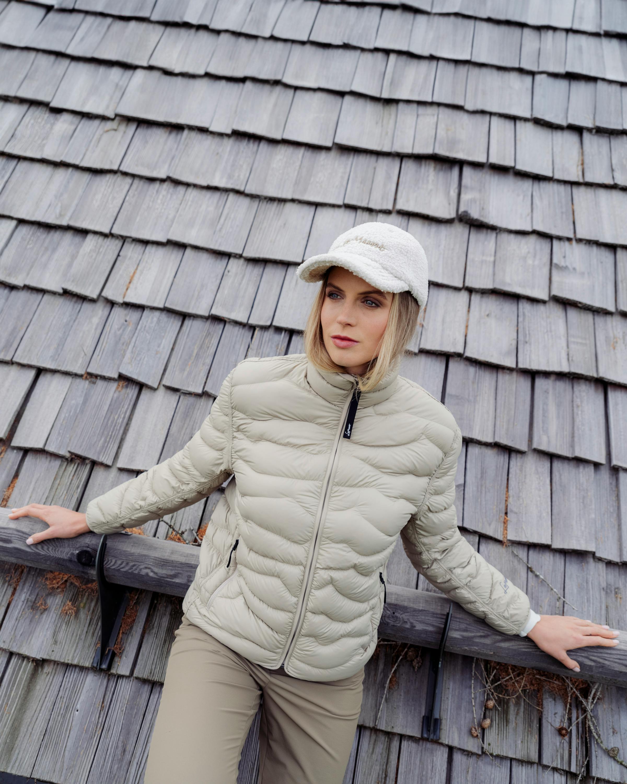 Bianca Leichte ReDown® Daunenjacke action_shot image