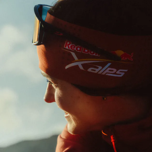 Red bull X-Alps Stirnband action_shot image