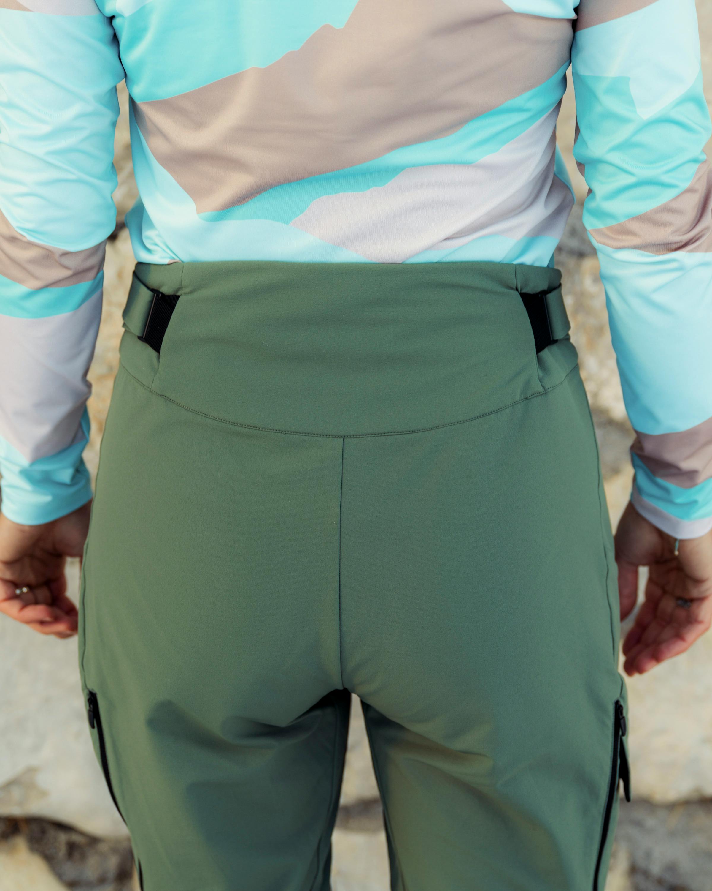 Constanze Pantaloni Durastretch action_shot image