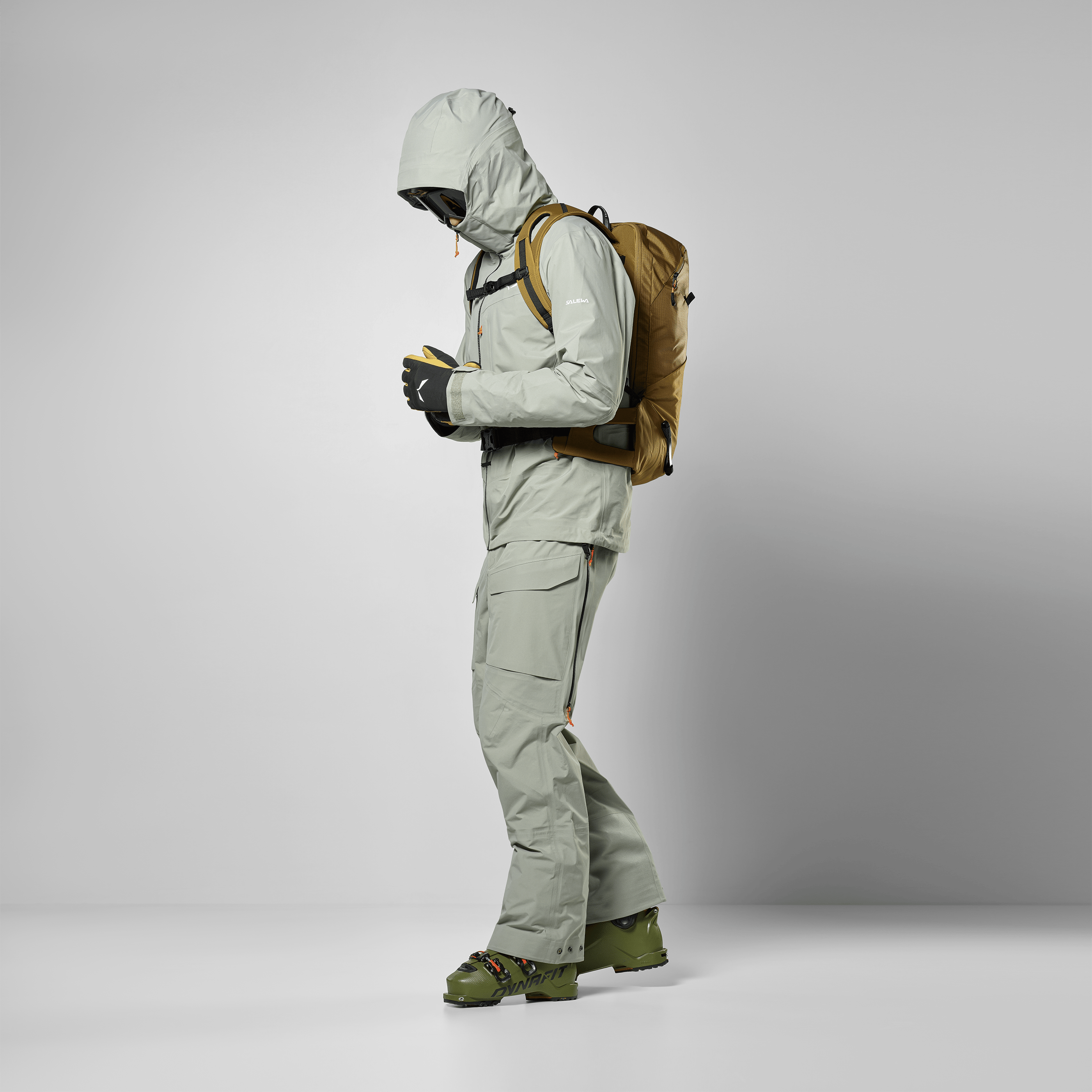 Sella Free 22L on_body image