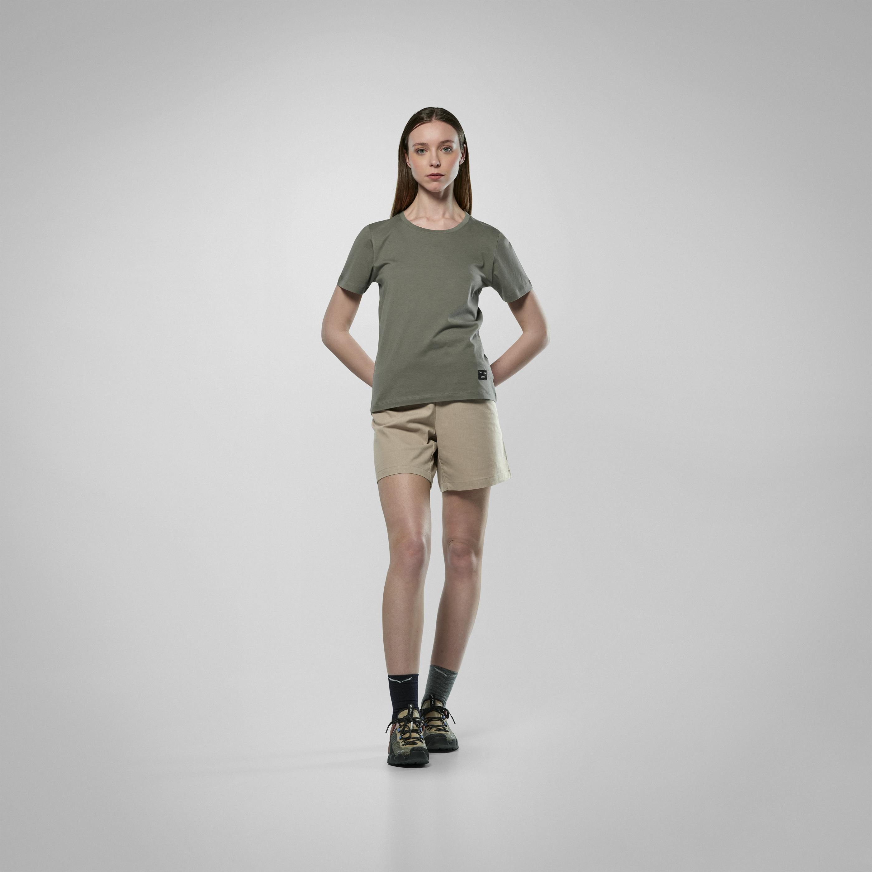 Eagle Logo Patch Camiseta Mujer  on_body image