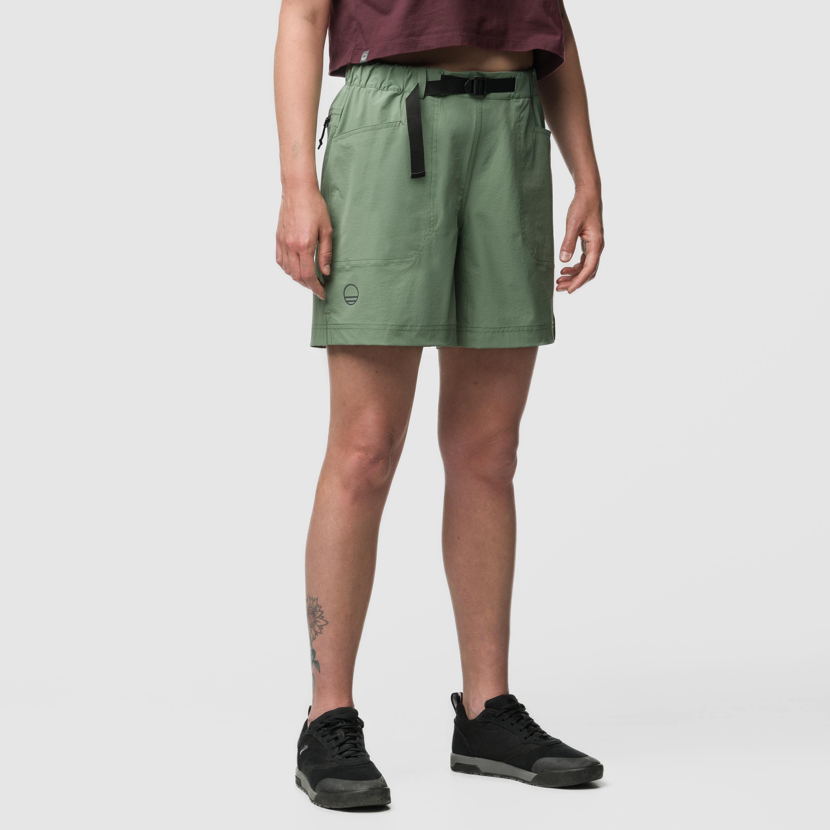 Movement 2 Shorts Damen  on_body image