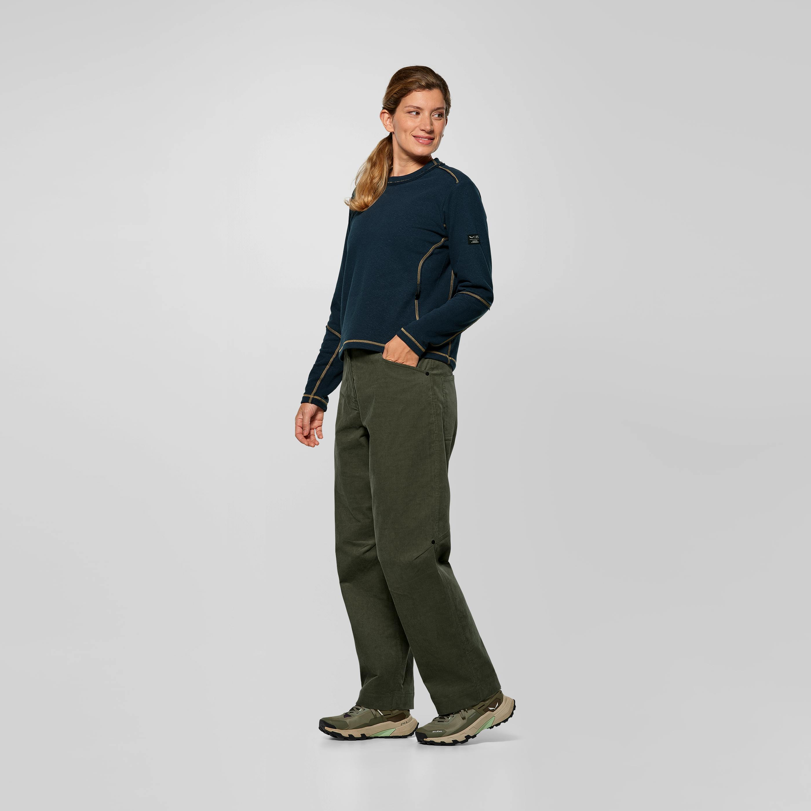 Fanes Cord Hose Damen on_body image