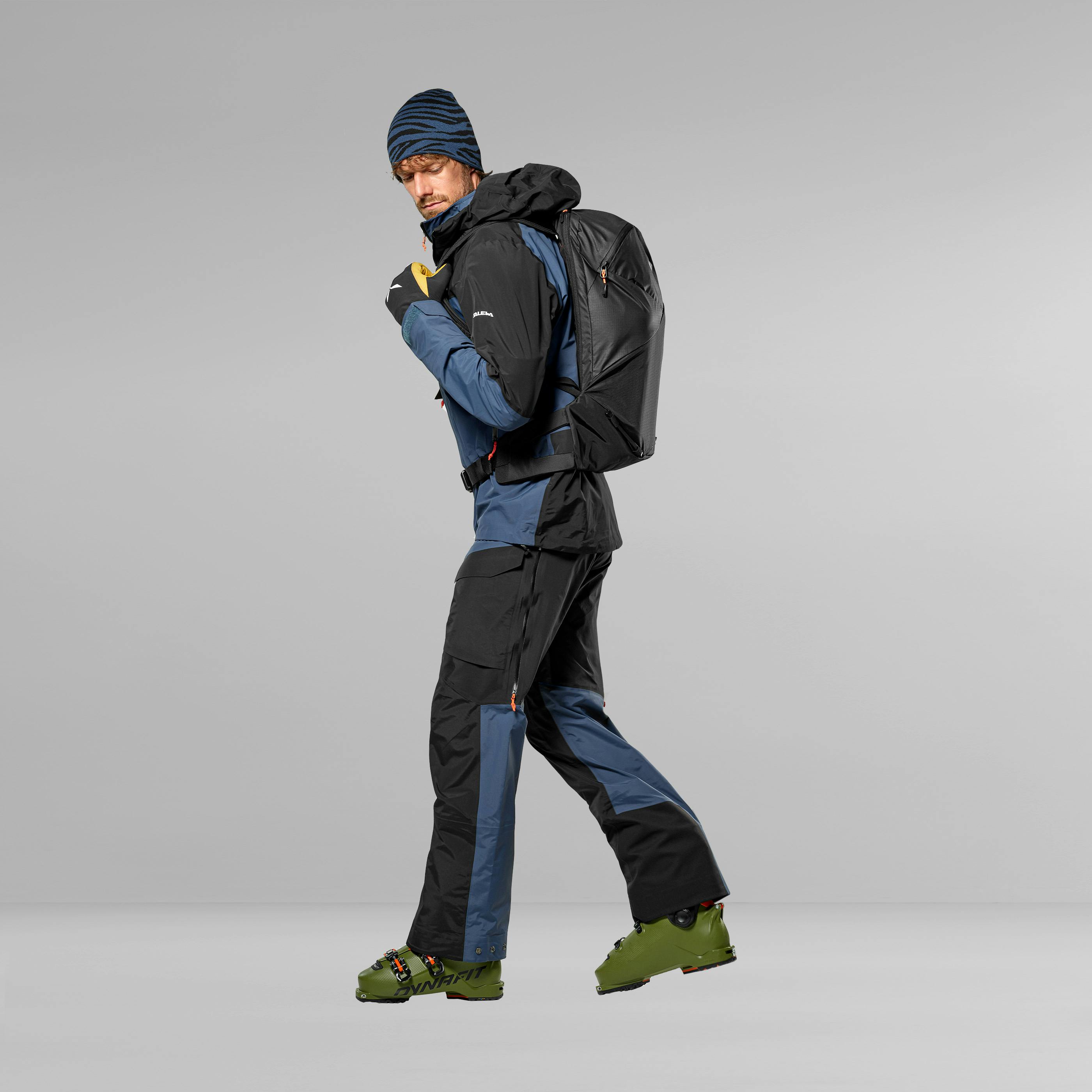 Sella Free 22L on_body image